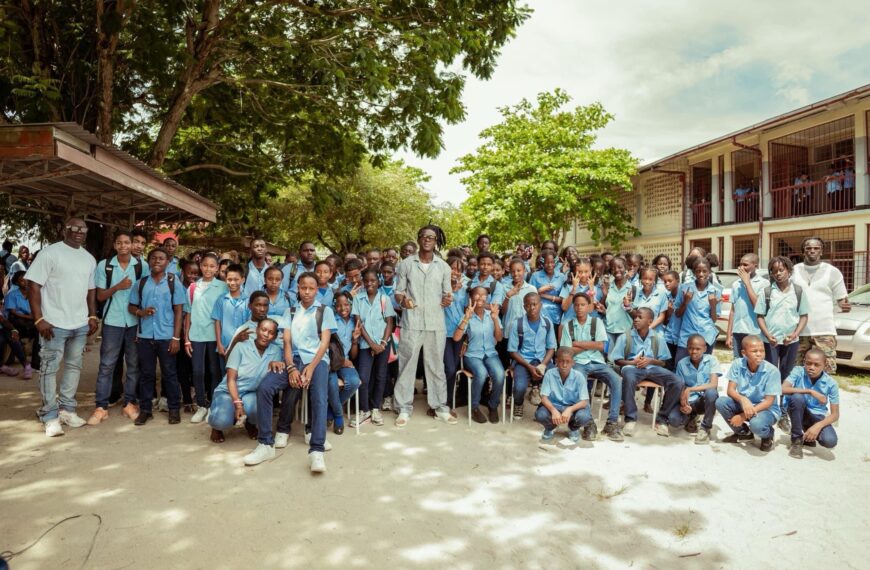 Dancehall Artiest Psycho Doneert Schoolstoelen aan A.R. Leeuwinschool